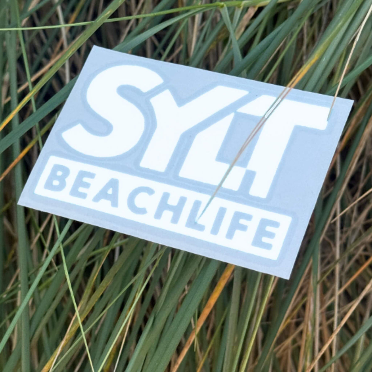 Sylt Aufkleber Beachlife in weiss liegt an einem Strand