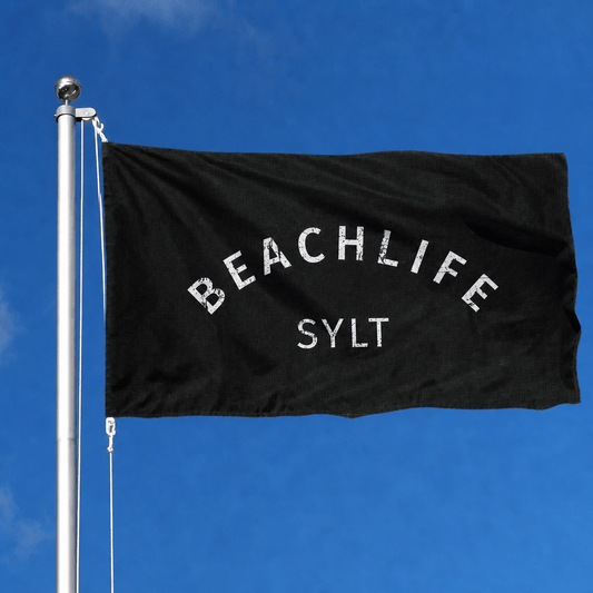 Eine Sylt Hissfahne vor blauem Himmel