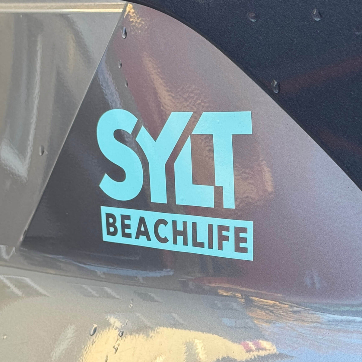 Sylt Aufkleber Beachlife in türkis klebt auf einem auto