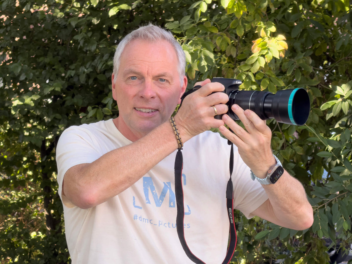 Bildermacher René Dörnenburg mit Kamera beim Fotografieren