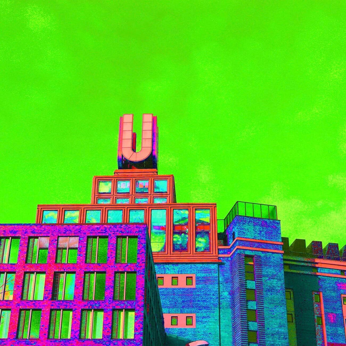 Dortmunder U als Popartbild. Das bunte Gebäude steht vor einem knallig grünen Himmel.