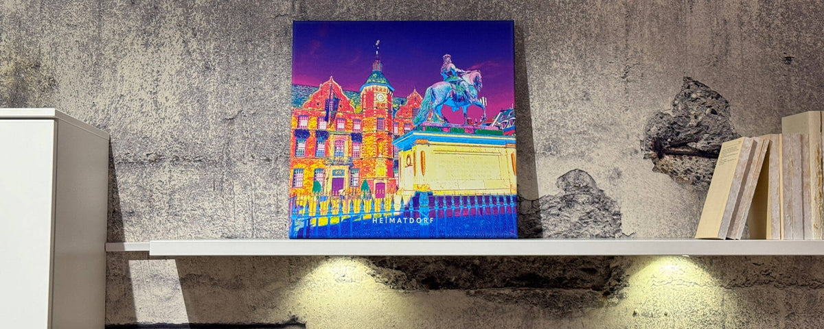 Düsseldorf Popart-Bild auf einem beleuchteten Bücherregal