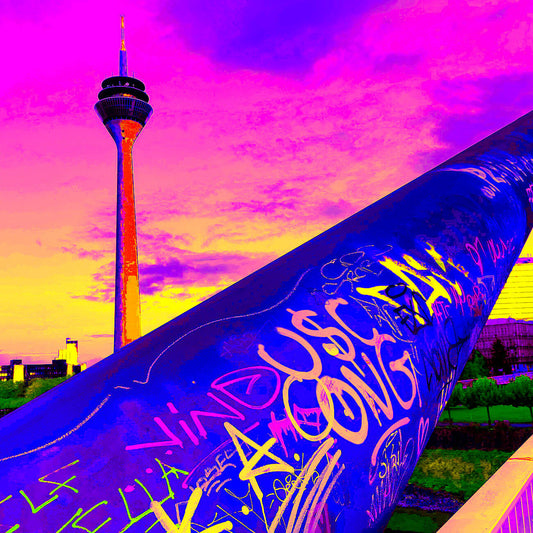 Düsseldorf Popartbild mit nach oben strebendem Geländer mit Graffity-Signatures und Rheinturm im Hintergrund