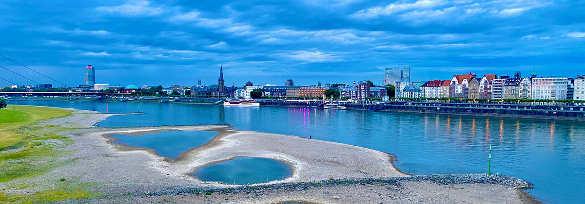 Der Rhein bei Düsseldorf von der Rheinkniebrücke fotografiert