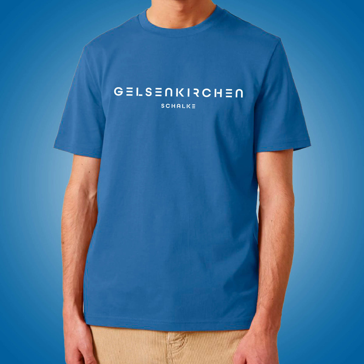 Blaues Heimat T-Shirt in mittelblau mit weißem Aufdruck Gelsenkirchen und darunter Schalke. Die Schrift des Aufdrucks ist modern mit Cut-Outs.