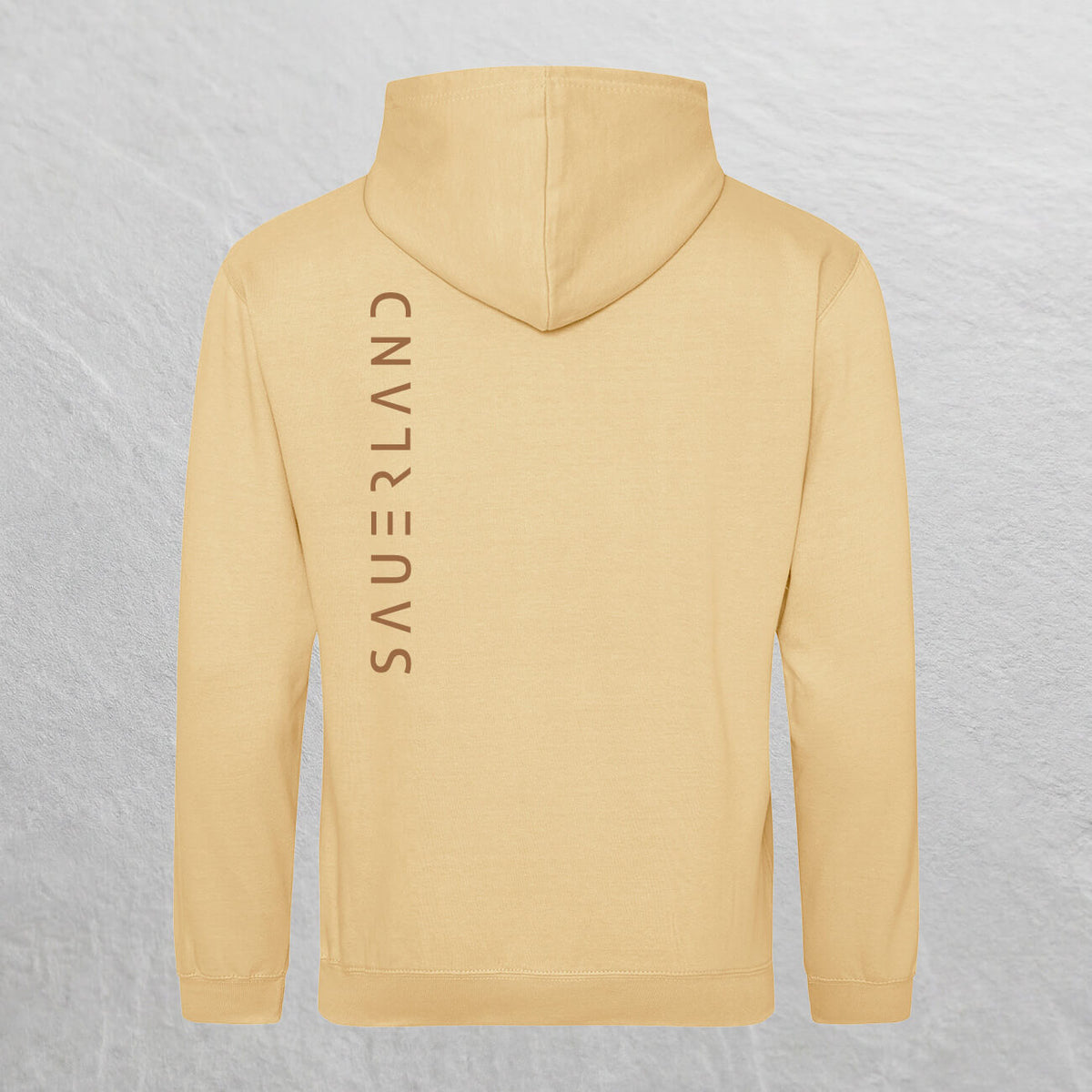 Rückseite eines beigen Hoodies mit großem Sauerland Schriftzug auf dem Rücken. Der Schriftzug ist auf der linken Seite hochkant in Kupfer aufgedruckt.