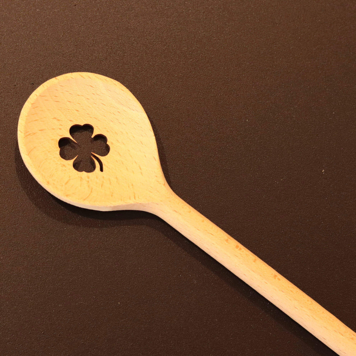 Kochlöffel aus Holz mit Kleeblatt-Fräsung