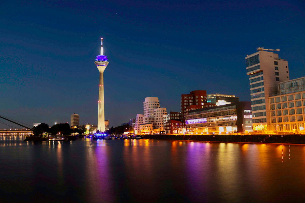 Düsseldorfer Medienhafen bei Nacht