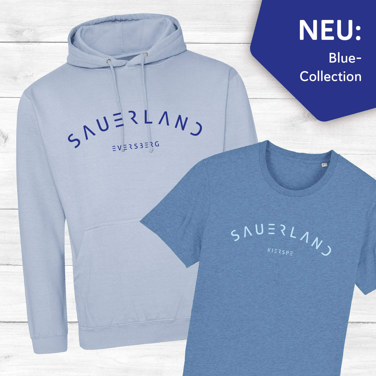 Sauerland Hoodie in hellblau mit dunkelblauem Aufdruck und mittelblaues T-Shirt mit hellem Sauerland Aufdruck. Beide Aufdrucke sind mit leicht gebogenen Sauerland Schriftzug bedruckt darunter steht mittig der Dorfname Eversberg beim Hoodie und Kierspe beim T-Shirt.
