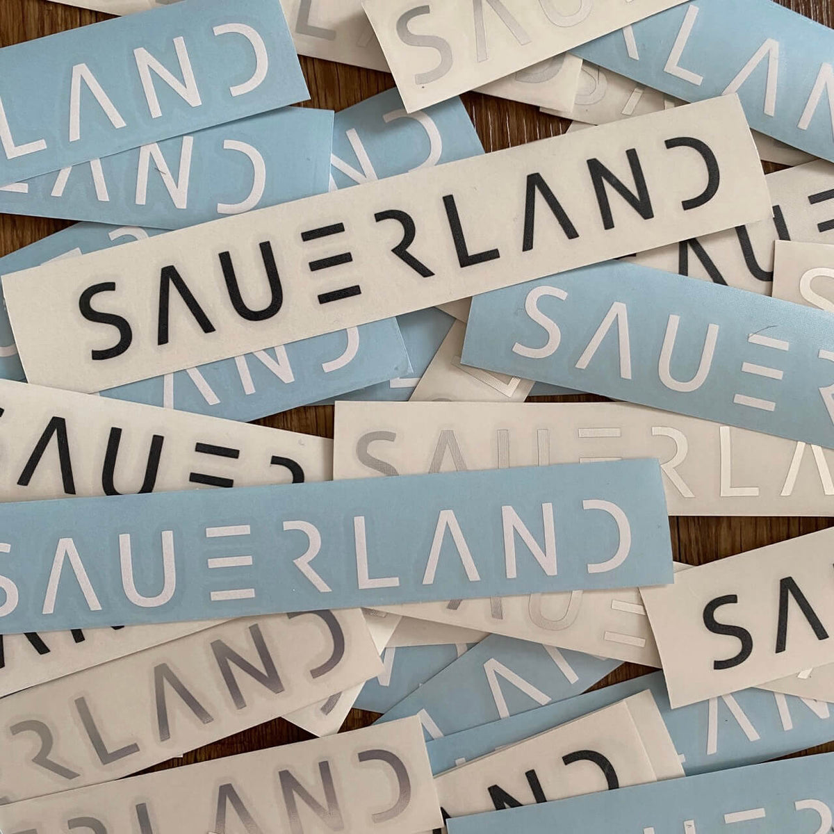 Sauerland Aufkleber in schwarz, weiß und chrom