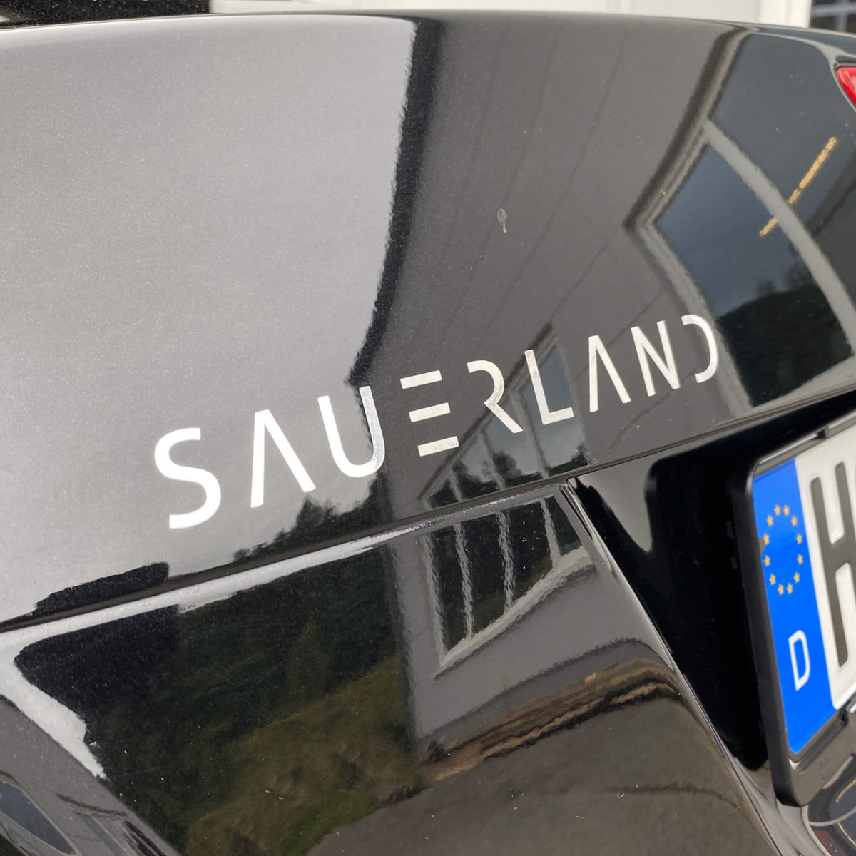 SAUERLAND Aufkleber in silber mit dem New Sauerland-Schriftzug. 
