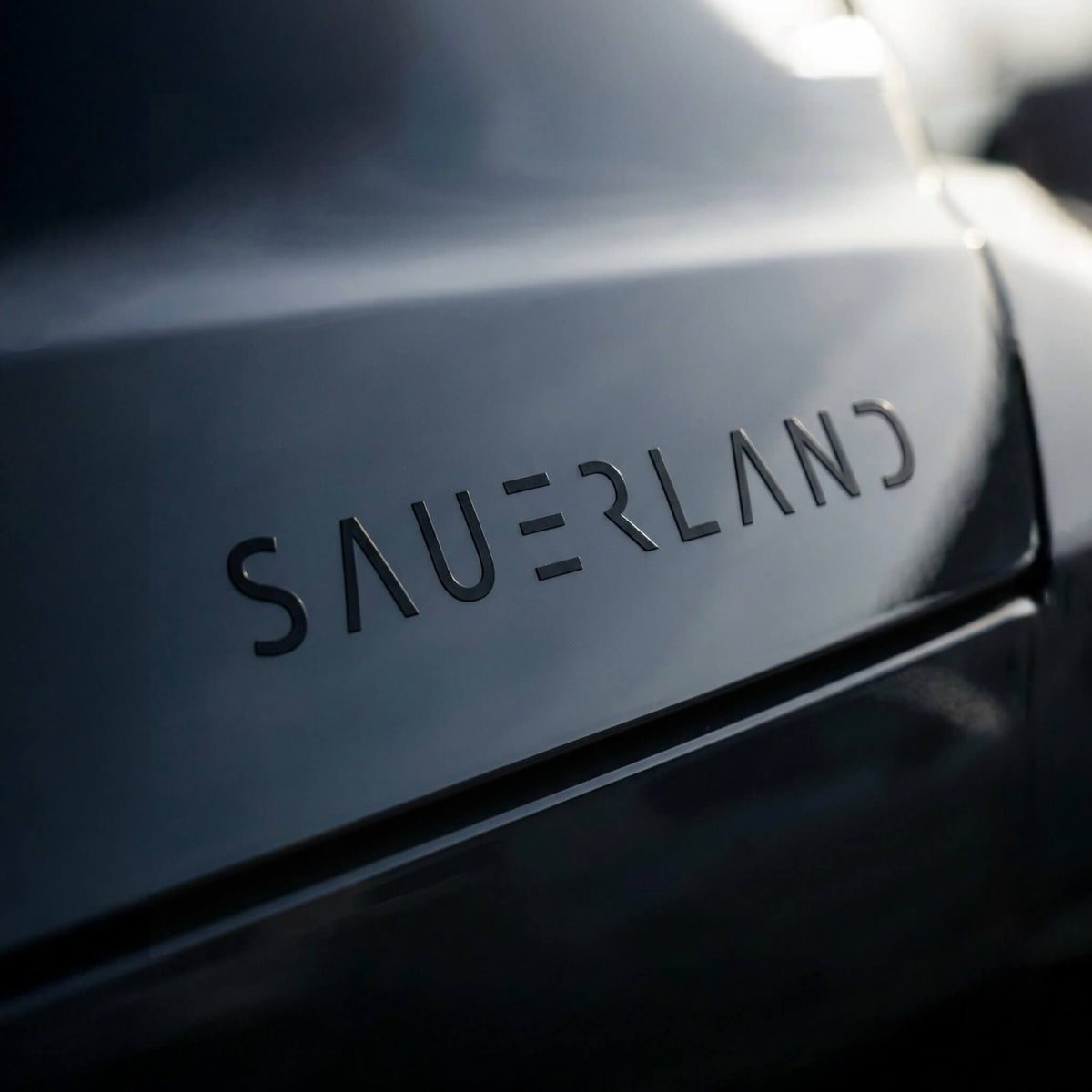 SAUERLAND Aufkleber in schwarz mit dem New Sauerland-Schriftzug. 