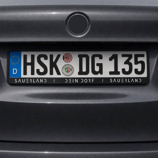 Bild von einem Auto mit dem personalisierbaren  SAUERLAND Kennzeichenhalter von SAUERLANDesign