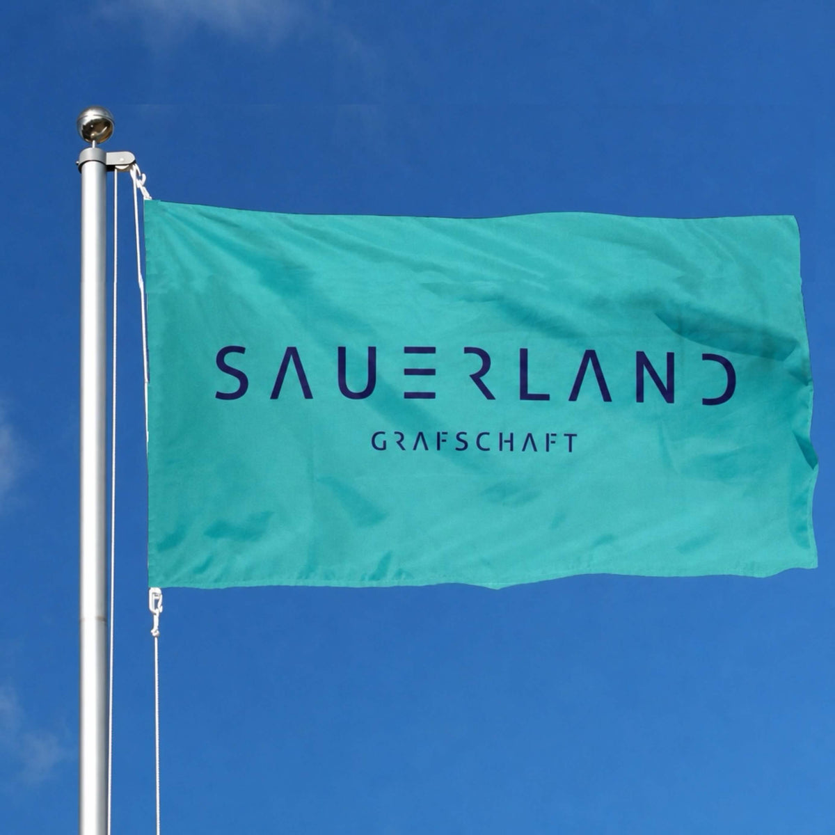 Eine türkise Fahne mit blauem newSAUERLAND Schriftzug.
