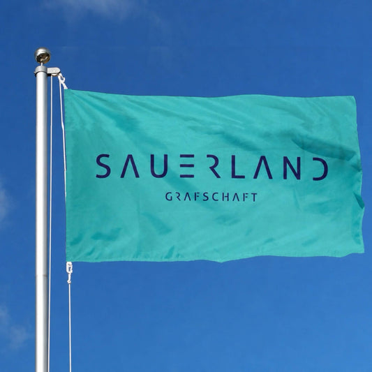 Eine türkise Fahne mit blauem newSAUERLAND Schriftzug.