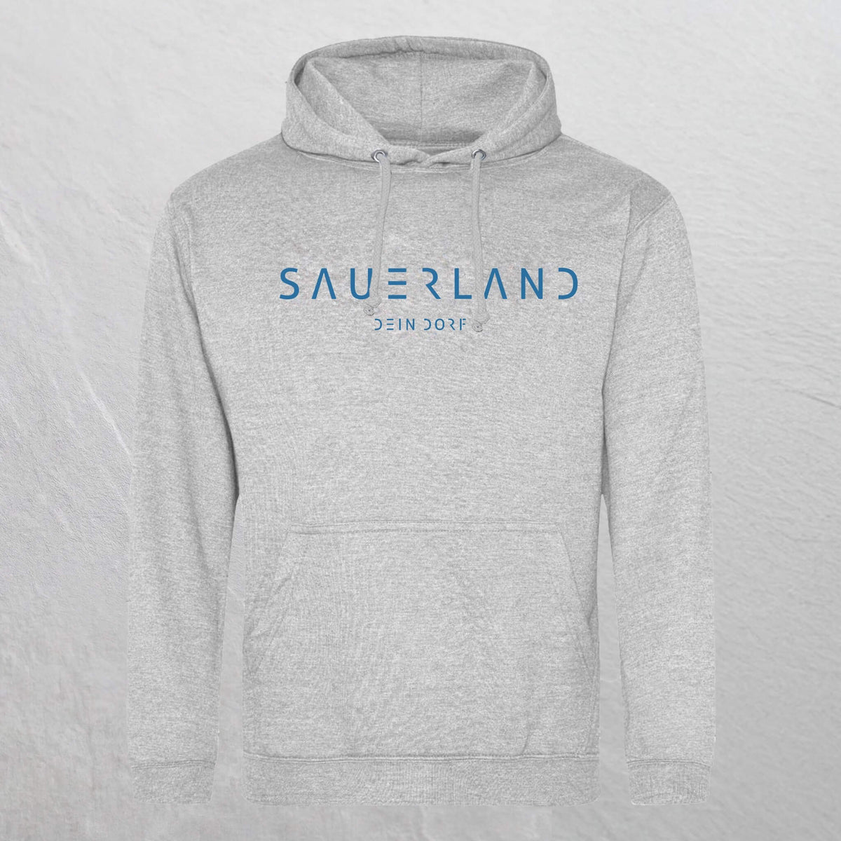 Heathergrauer Hoodie mit dem neuen Sauerland Schriftzug in blau aufgedruckt. Darunter steht etwas kleiner DEIN DORF