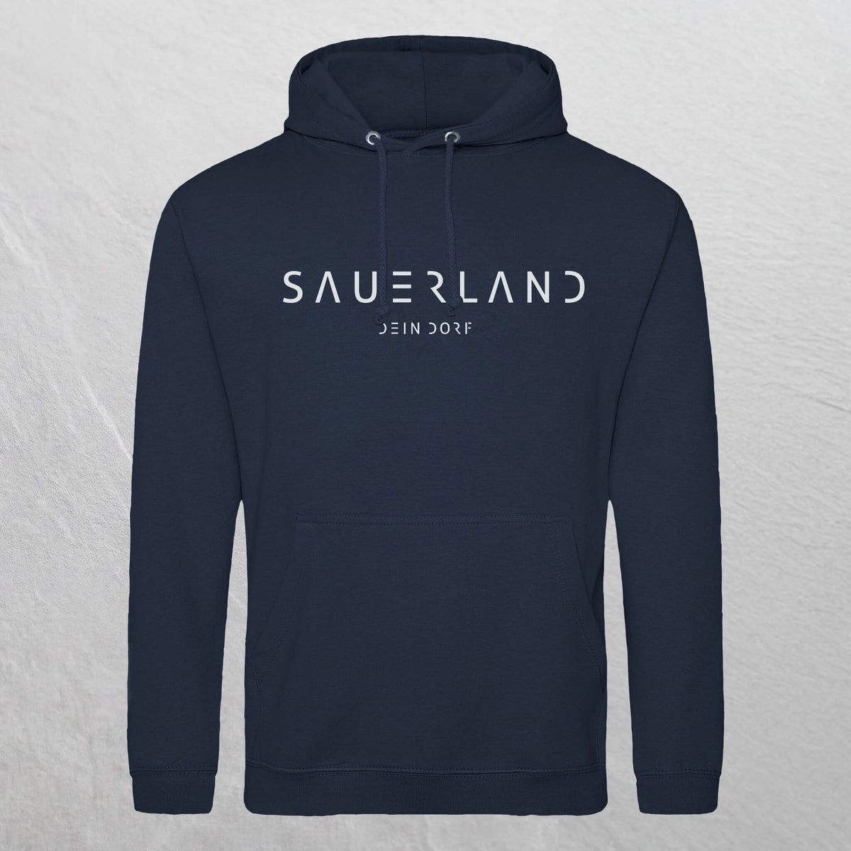 Dunkelblauer Hoodie mit dem neuen Sauerland Schriftzug in weiß aufgedruckt. Darunter steht etwas kleiner DEIN DORF