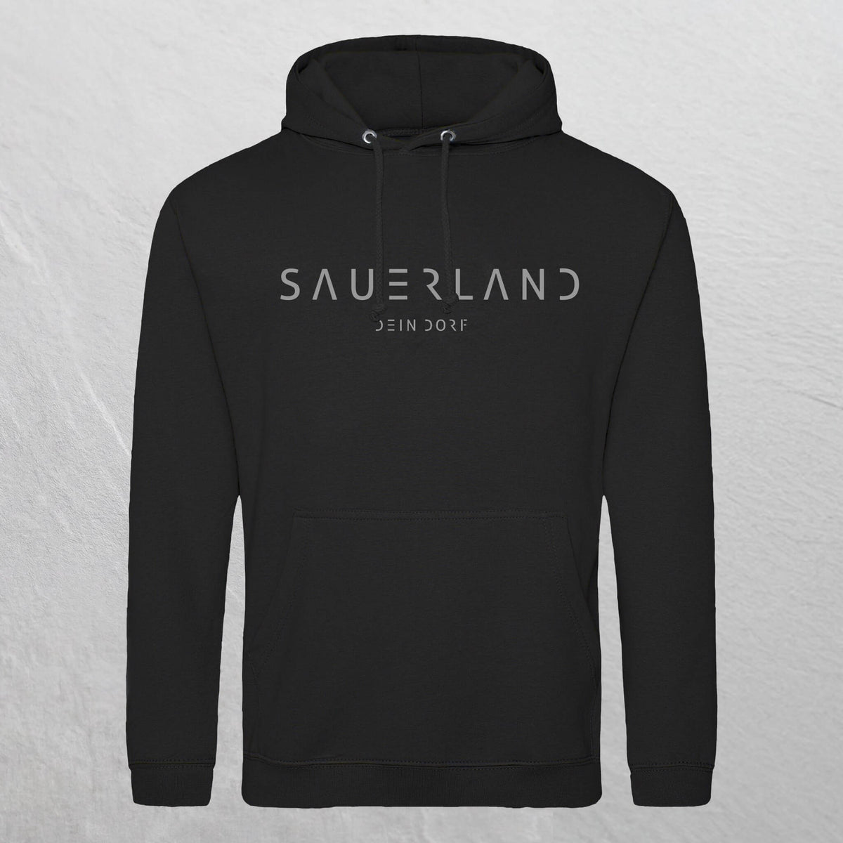 schwarzer Hoodie mit dem neuen Sauerland Schriftzug in grau aufgedruckt. Darunter steht etwas kleiner DEIN DORF