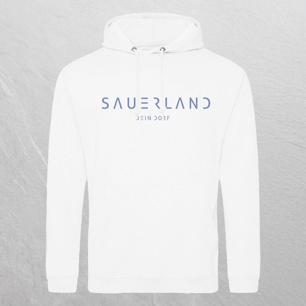 weißer Hoodie mit dem neuen Sauerland Schriftzug in he aufgedruckt. Darunter steht etwas kleiner DEIN DORFlblau