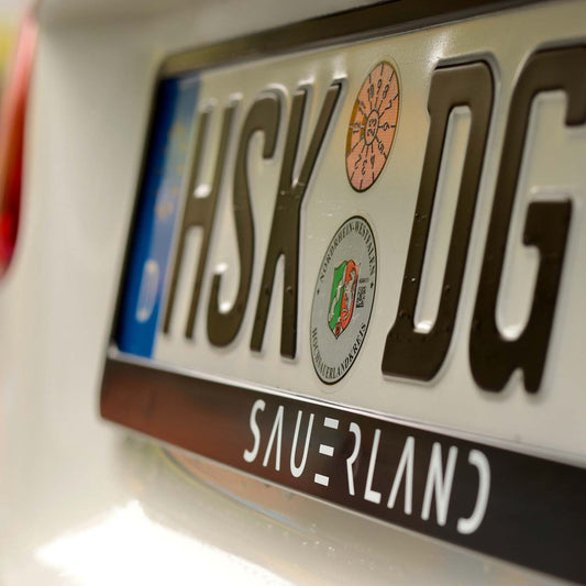 Sauerland Kennzeichenhalter mit modernem Sauerland Logo