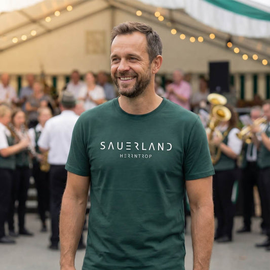 Model mit dem newSAUERLAND Schützenmfest T-Shirt in Dunkelgrün
