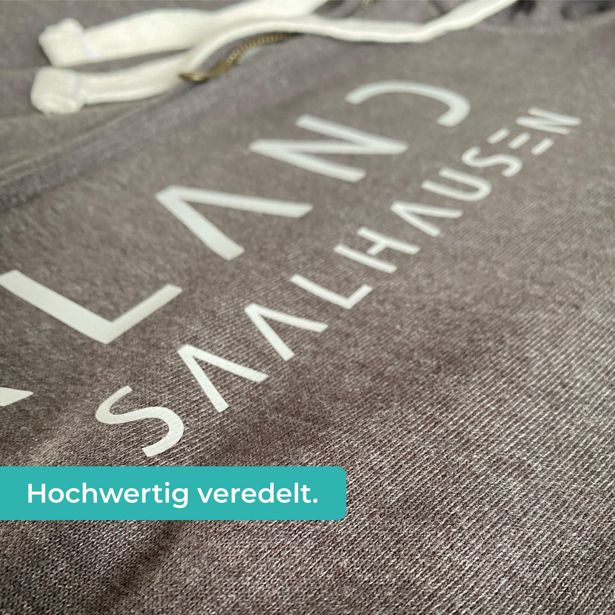 Nahaufnahme des SAUERLAND Aufdrucks. Der Text: Hochwertig veredelt ist lesbar. 