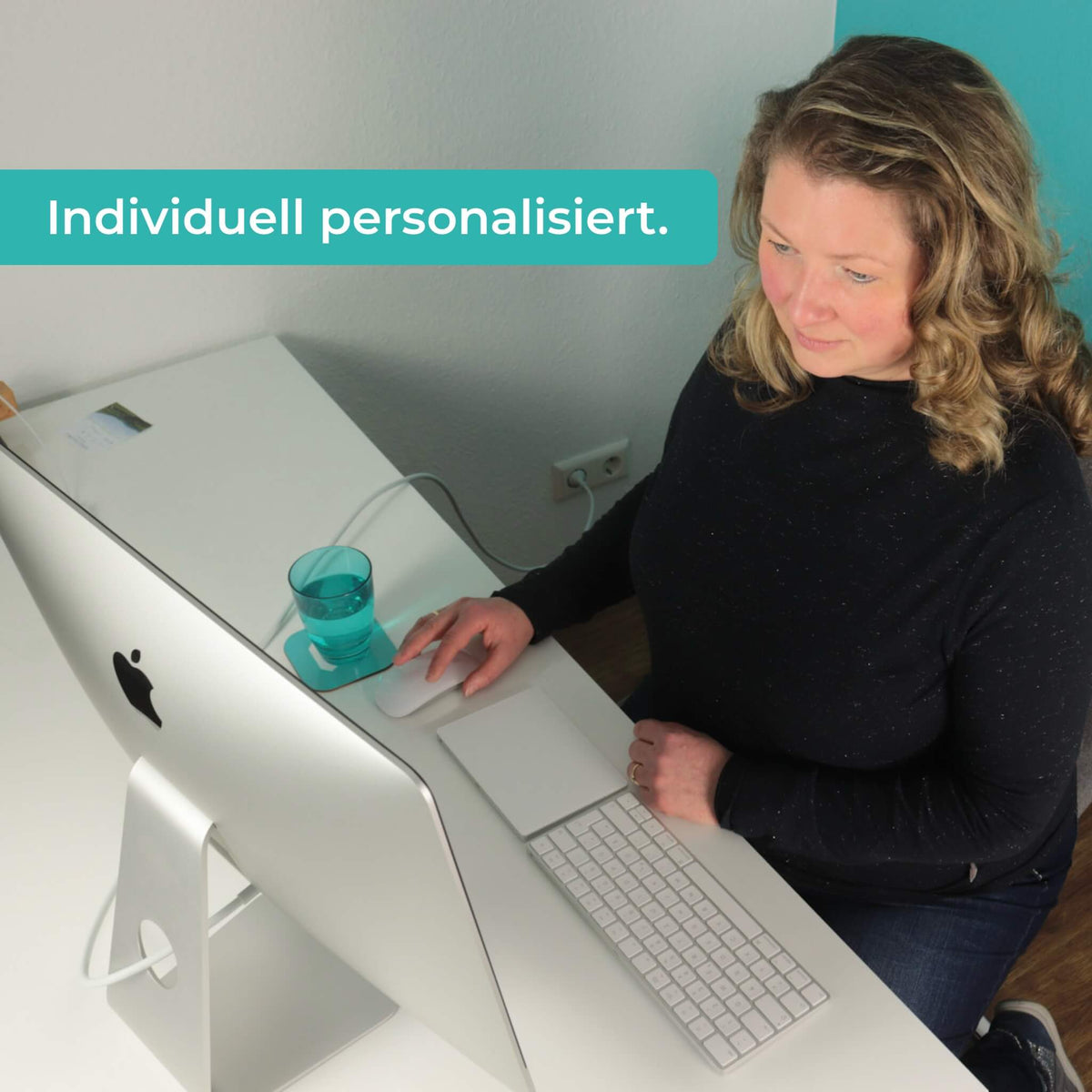 Eine Frau sitzt an einem Computer. Der Text: individuell personalisiert ist lesbar. 
