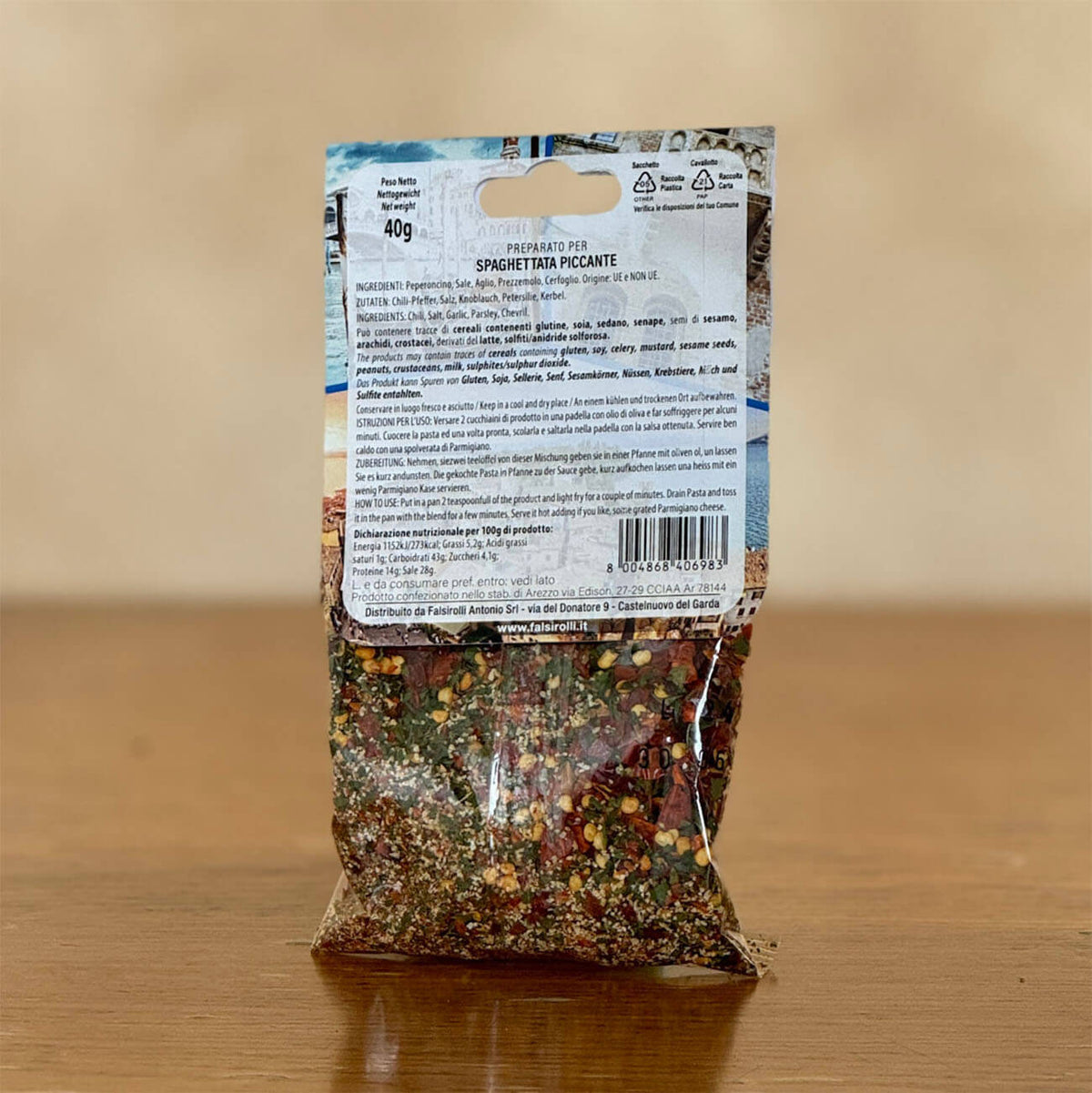Eine Gewürztüte mit italienischer Gewürzmischung Spaghettata Piccante ist von der Rückseite zu sehen, wo man die Zutatenliste auf einem Etikett lesen kann.