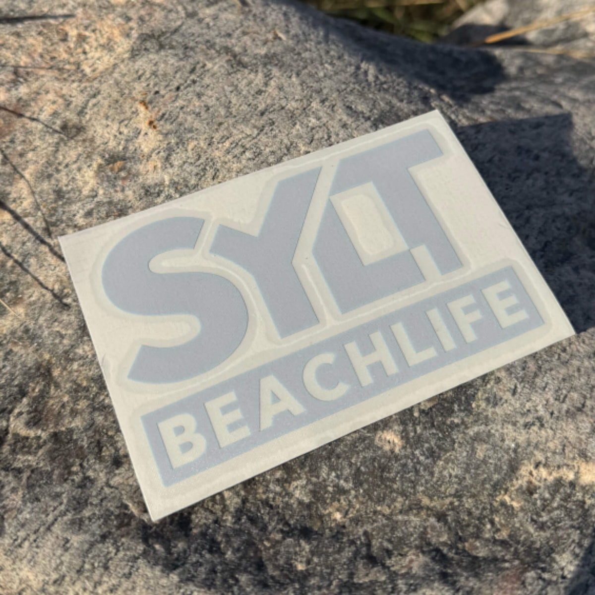 Sylt Aufkleber Beachlife in chrom liegt an einem Strand