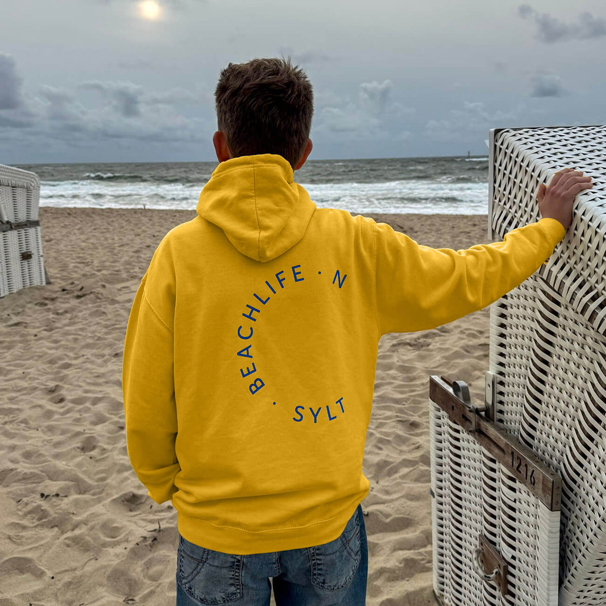Sylt Hoodie in gelb auf der Rückseite in blau mit im Kreis geschriebener Schrift Beachlife Sylt bedruckt.