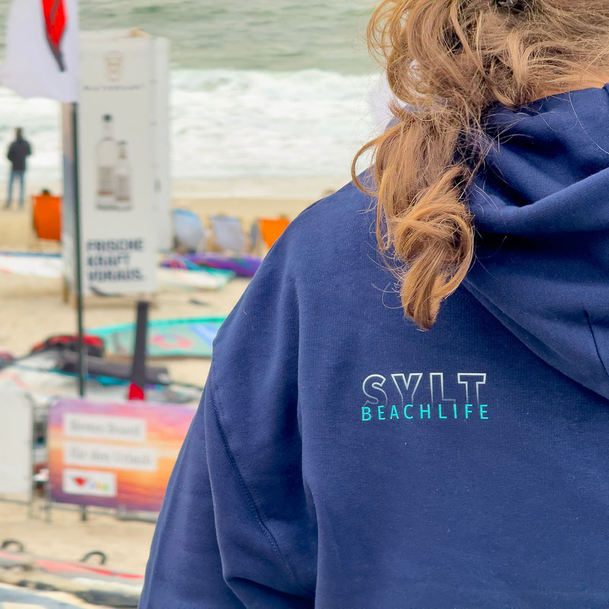 Dunkelblauer Sylt Hoodie mit Backprint auf der linken Rückenseite. Aufdruck Sylt Beachlife.