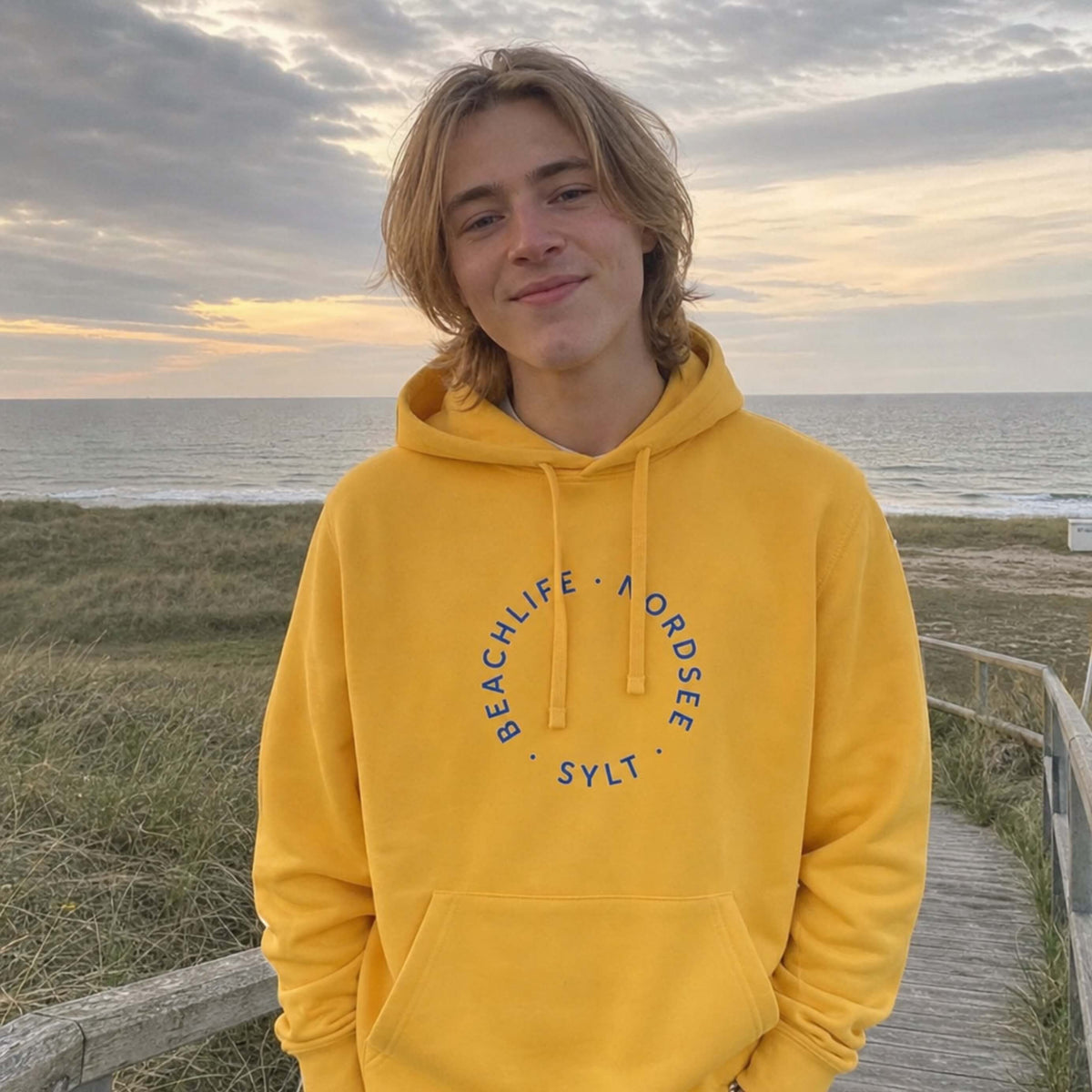 Knallgelber Sylt Hoodie mit im Kreis geschriebenen Aufdruck Beachlife Sylt Nordsee