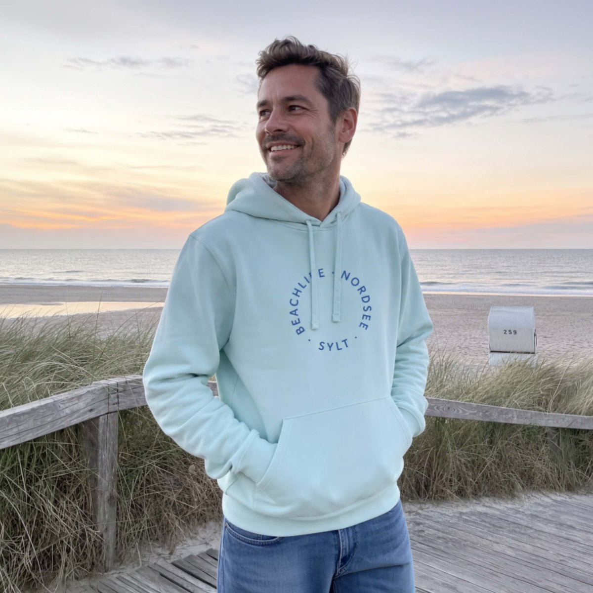 aqua farbender Sylt Hoodie mit im Kreis geschriebenen Aufdruck Beachlife Sylt Nordsee