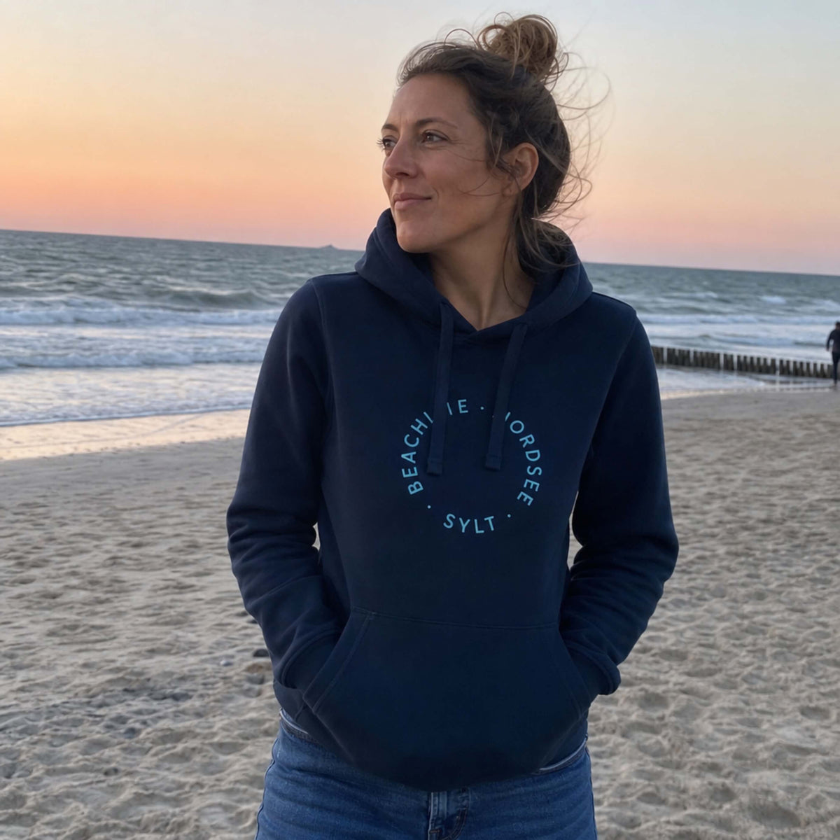navy farbender Sylt Hoodie mit im Kreis geschriebenen Aufdruck Beachlife Sylt Nordsee