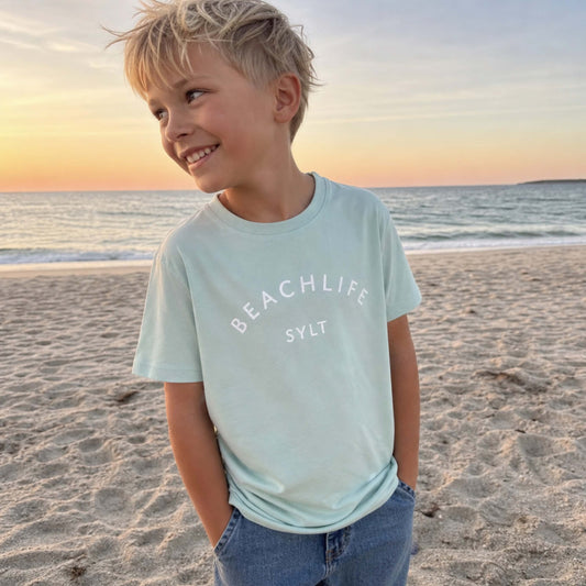 Helltürkises Kinder T-Shirt mit weißem Aufdruck Beachlife Sylt.