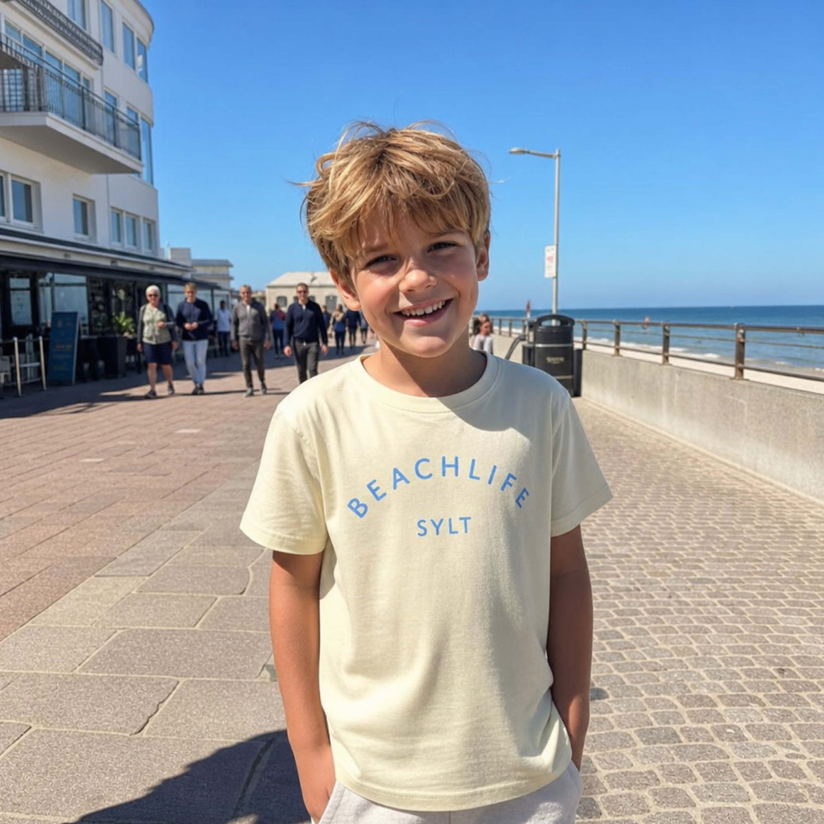 Hellgelbes Kinder T-Shirt mit blauem Aufdruck Beachlife Sylt.