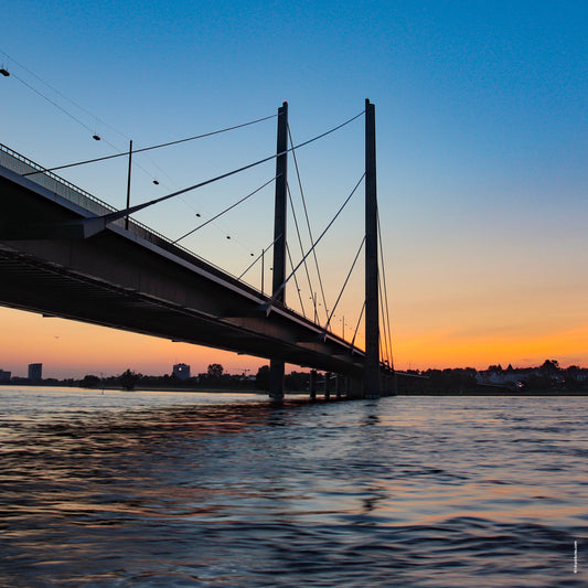 Die Rheinkniebrücke bei Sonnenuntergang aufgenommen auf Höhe des Rheins