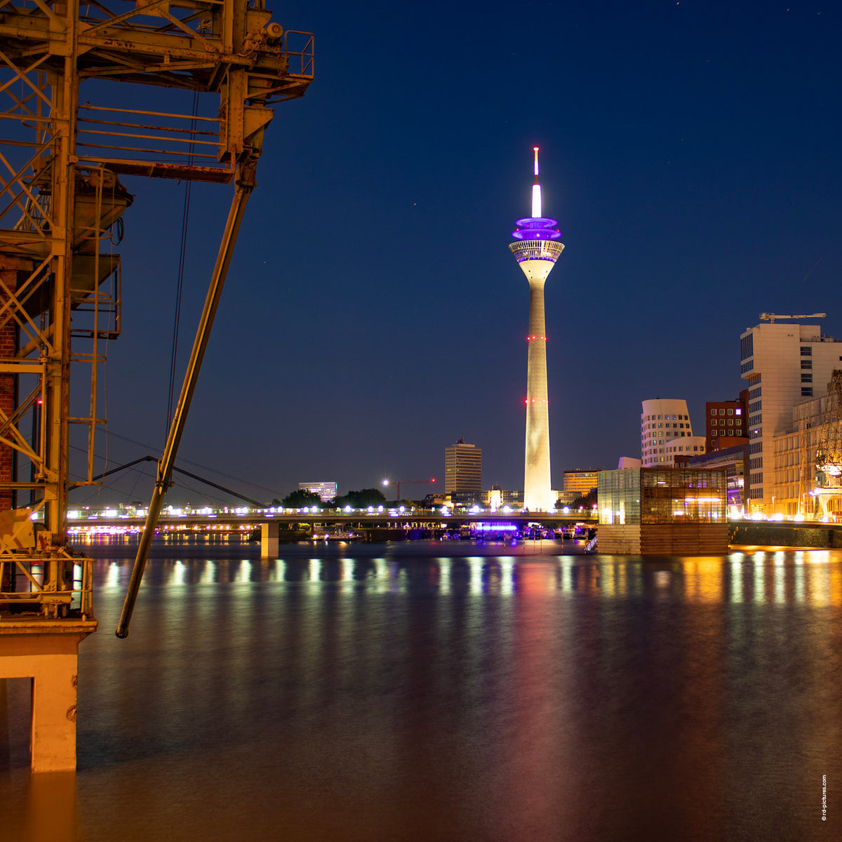 Der Düsseldorfer Medienhafen bei Nacht