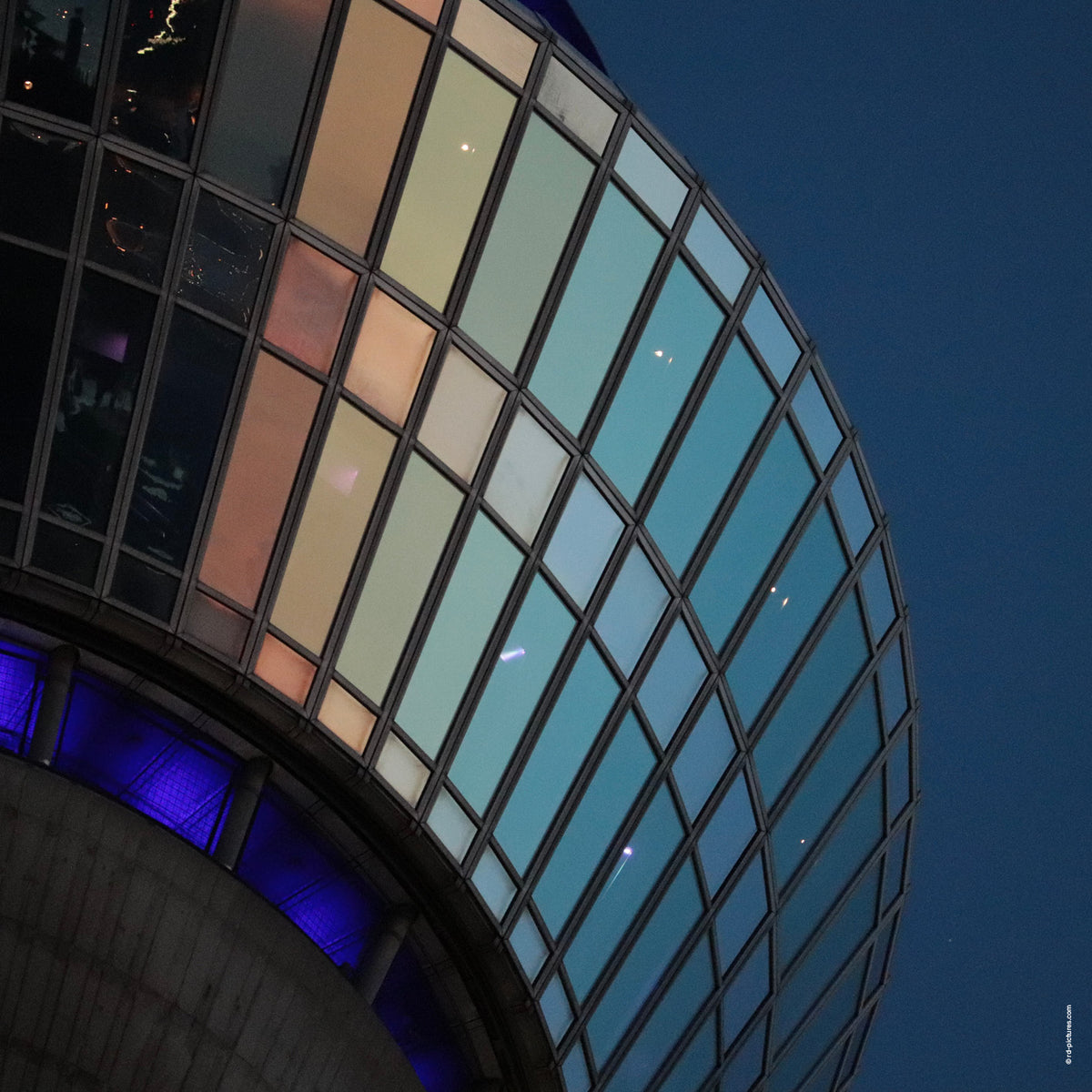Nahaufnahme der Krone des Rheinturms bei der blauen Stunde