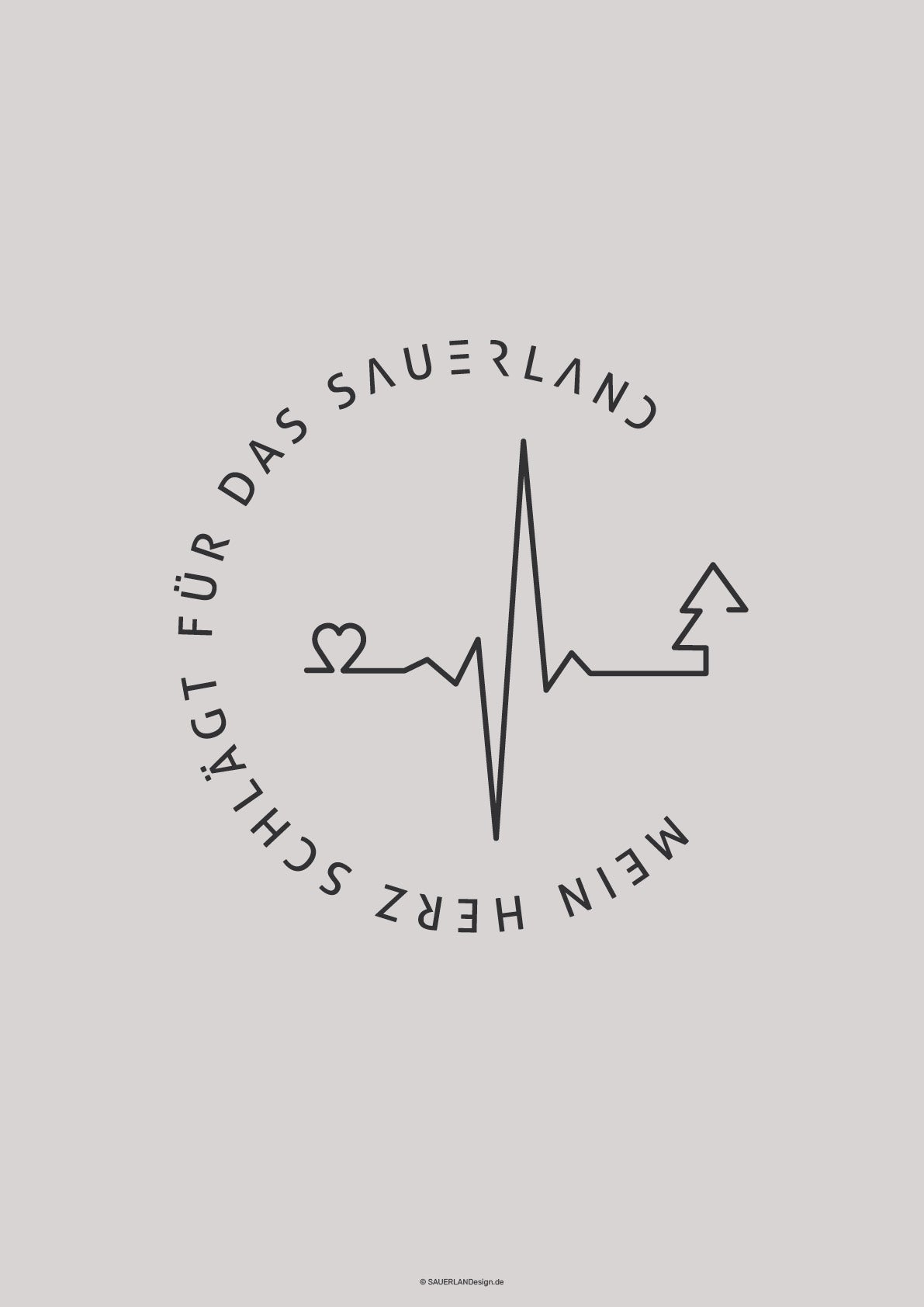 Graues Poster mit dunkelgrauem Aufdruck. Der Schriftzug Mein Herz schlägt für das Sauerland ist in rund und in Großbuchstaben aufgedruckt. In der Mitte ist ein Herzschlag abgebildet, der  mit einer Herzgrafik anfängt und in einem Tannenbaum endet.
