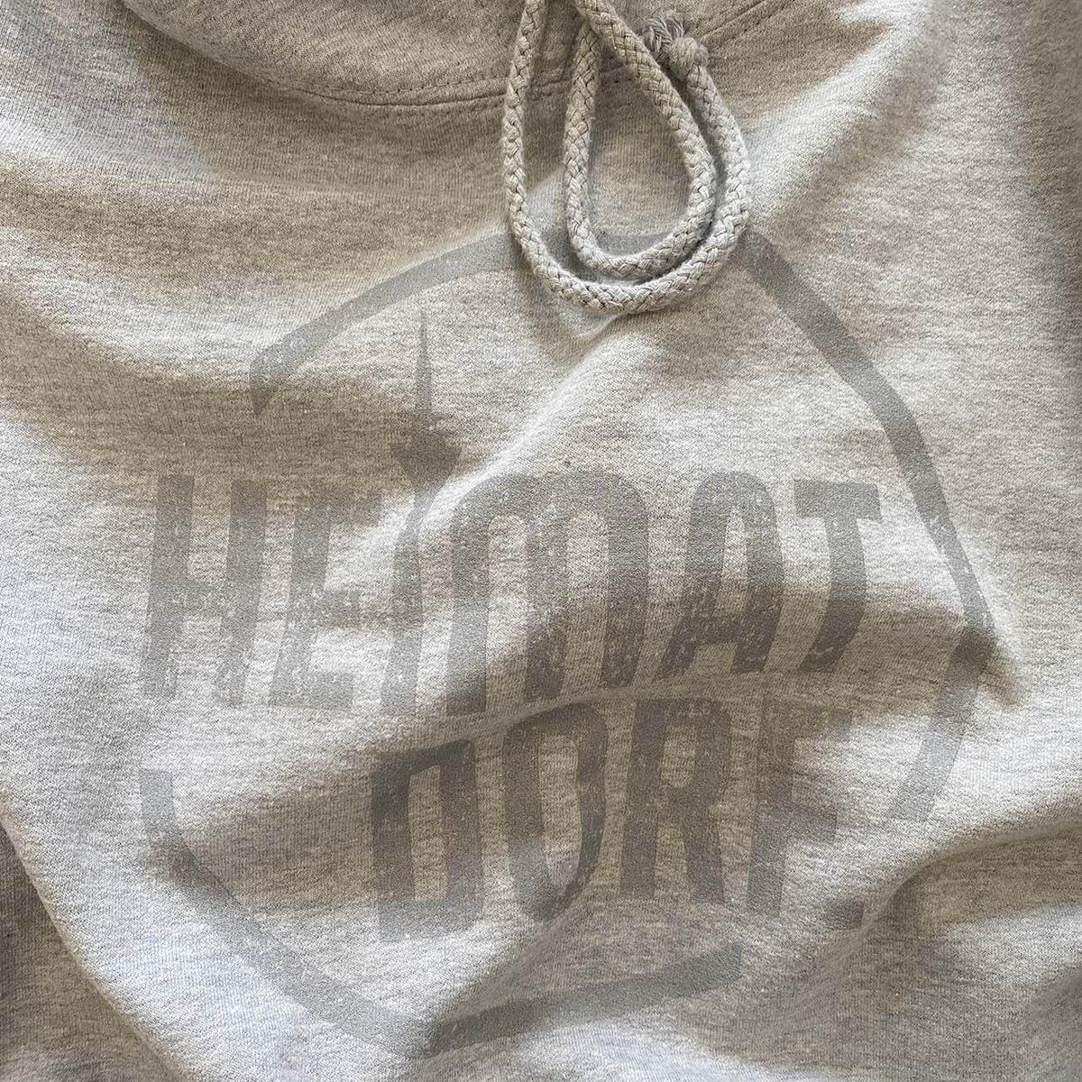 Nahaufnahme des HEIMATDORF Düsseldorf Hoodie in heathergrey
